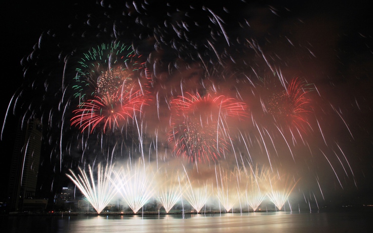 Đà Nẵng rực rỡ 'đặc sản pháo hoa' chào mừng ngày hợp nhất với Quảng Nam