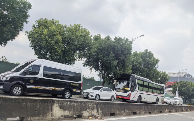 Xe khách, ô tô đậu bát nháo trên đường