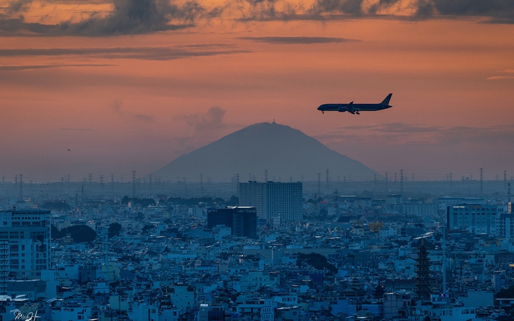 Lần đầu thấy rõ núi Bà Đen từ trung tâm TP.HCM: Khoảnh khắc cực hiếm giữa trời trong veo