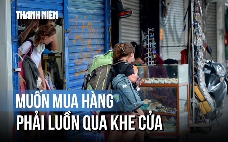 Buôn bán bất thường mùa du lịch, khách luồn qua khe cửa mua hàng: Vì sao?