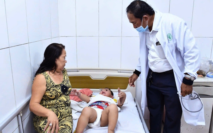Bé trai 2 tuổi bị xương cá đâm thủng ruột