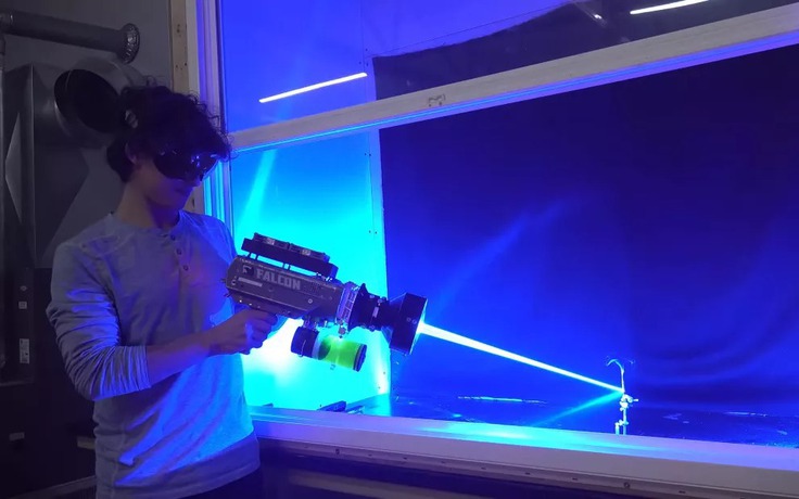 YouTuber gây kinh ngạc với 'súng laser' tự chế mạnh nhất thế giới