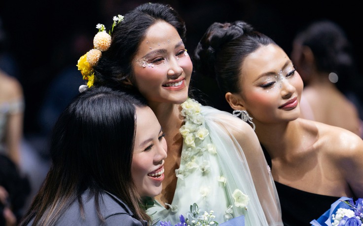 Lan Khuê, H'Hen Niê cùng dàn chân dài đình đám đổ bộ sàn diễn thời trang