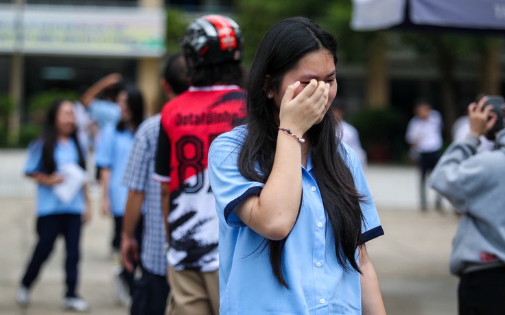 Người rơi lệ, người tươi như hoa sau giờ thi toán lớp 10 TP.HCM