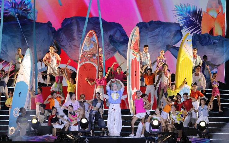 Dàn sao 'Anh trai say hi' khuấy động phố biển Nha Trang