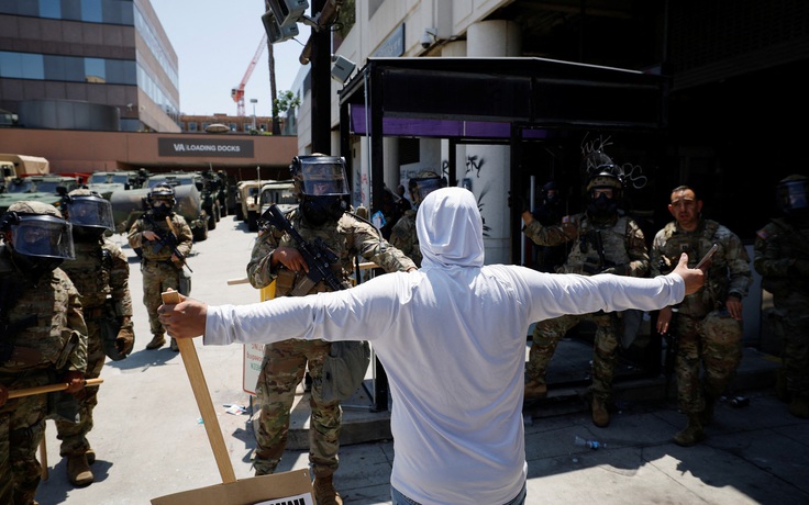 Căng thẳng dâng cao tại Los Angeles, Vệ binh Quốc gia bắt đầu hành động