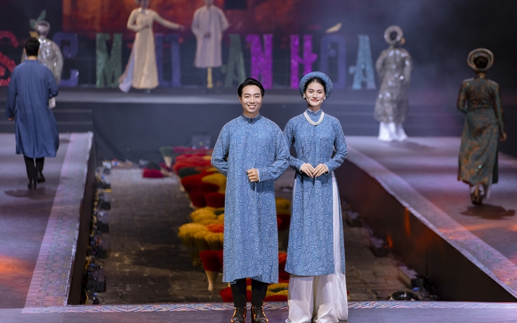 Huế lung linh qua bộ sưu tập áo dài của nhà thiết kế Việt Hùng