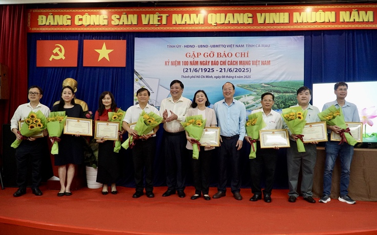 Chủ tịch UBND tỉnh Cà Mau tặng bằng khen cho Báo Thanh Niên