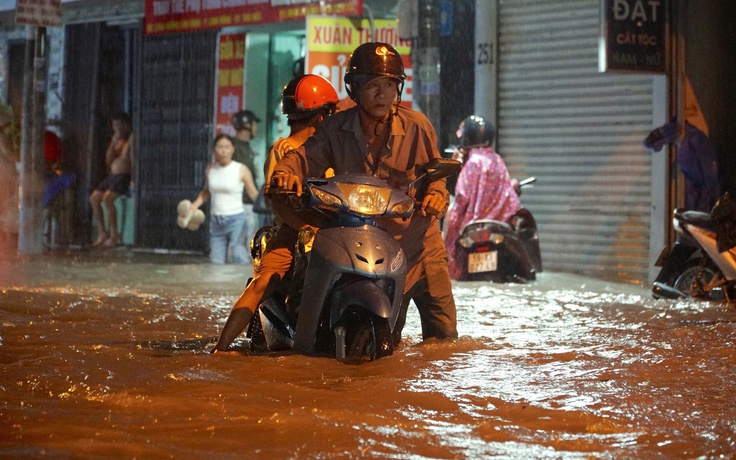 TP.HCM mây đen ngập trời, gió rít liên hồi, nơi nào sắp hứng mưa lớn?