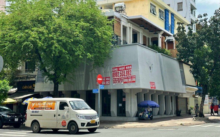Mặt bằng bỏ trống ở nhiều con đường sầm uất tại TP.HCM, chi chít bảng cho thuê