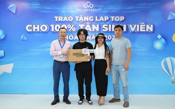 Trường đại học CMC tặng laptop cho tân sinh viên cùng quỹ học bổng 96 tỉ đồng