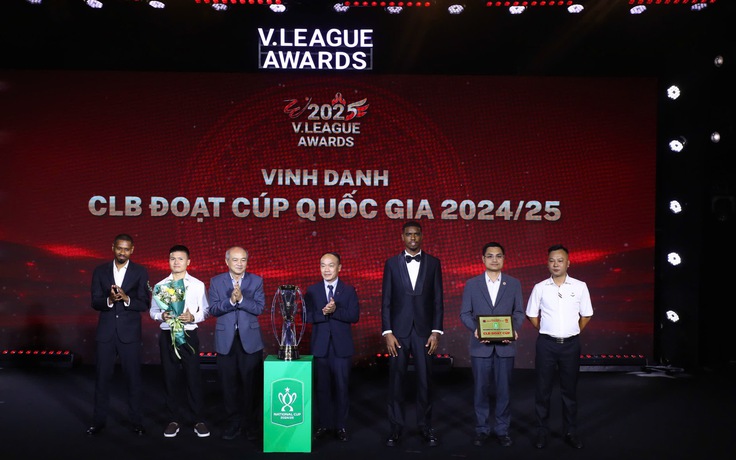 Bộ trưởng Lương Tam Quang thưởng đội CAHN 1 tỉ đồng, thầy trò HLV Polking vươn ra châu Á
