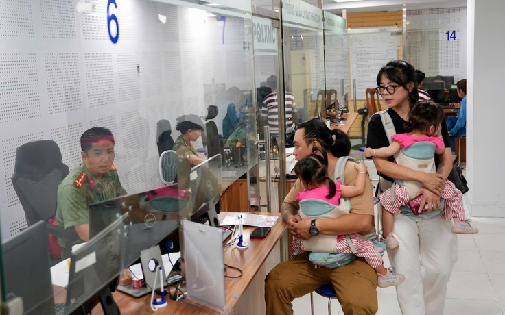 TP.HCM vận hành chính quyền 2 cấp: Người dân xếp hàng từ sớm làm hộ chiếu