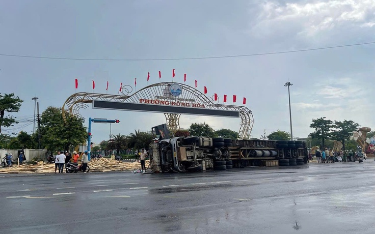 Lật xe chở gỗ keo khiến 1 người tử vong, 2 người bị thương
