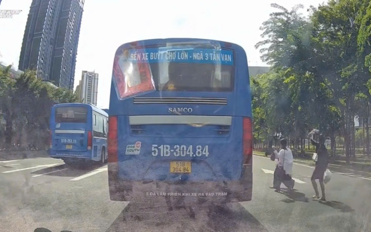 CSGT TP.HCM xử lý tài xế xe buýt dừng giữa đường Võ Nguyên Giáp đón khách