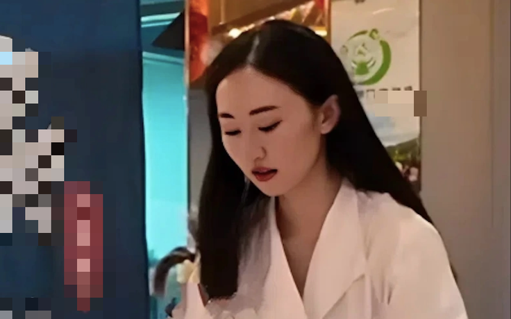 Nữ diễn viên Trung Quốc làm phục vụ kiếm sống