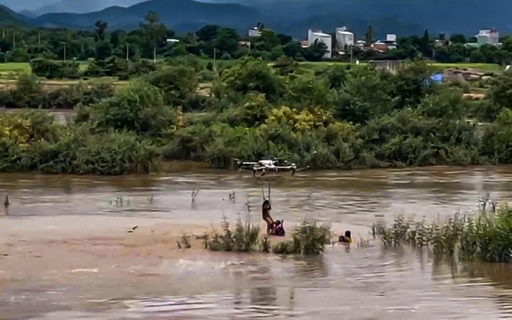 Cảm phục người dùng drone cứu 2 trẻ em giữa dòng nước lũ