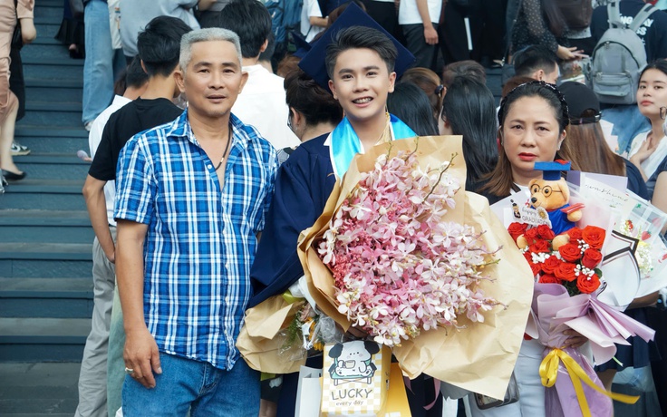 Chàng trai khóc nức nở vì lần đầu được chụp ảnh có cả ba và mẹ