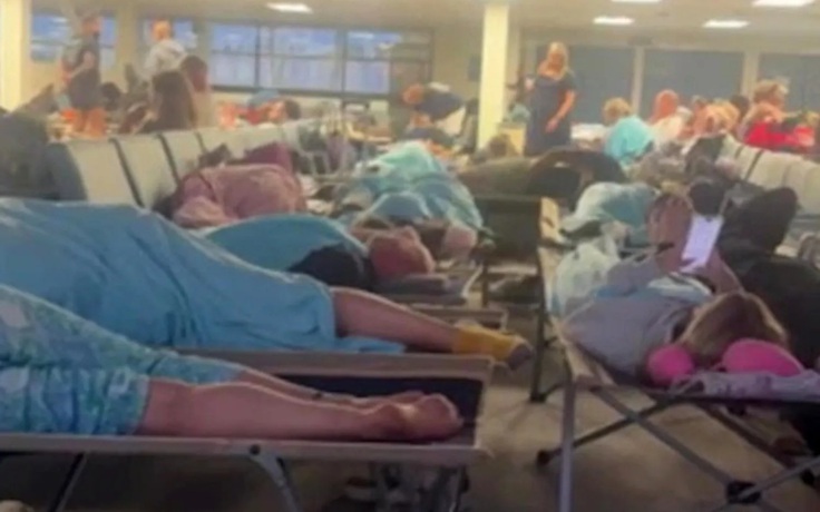 Máy bay chuyển hướng, kẹt ở sân bay 17 giờ vì khách thiếu ý thức