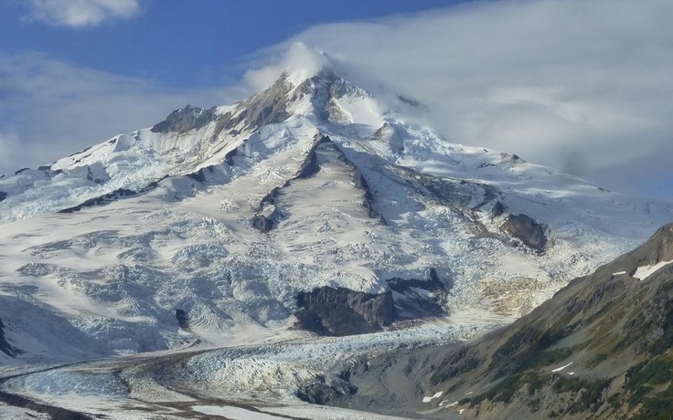 Núi lửa Alaska 'cựa mình' sau hơn 100 năm ngủ yên