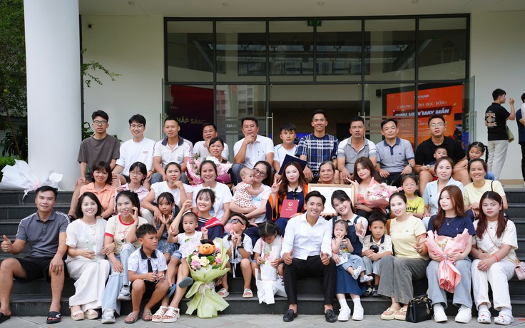 Đại gia đình hơn 40 người thuê xe 45 chỗ đến chúc mừng cô gái tốt nghiệp