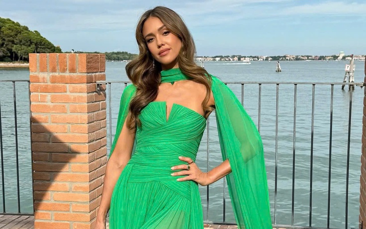 Jessica Alba hẹn hò tài tử phim 'Captain America'?