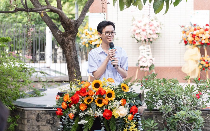 Thủ khoa khối B toàn quốc: Đi học xa nhà, cuối tuần bán đồ ăn phụ mẹ
