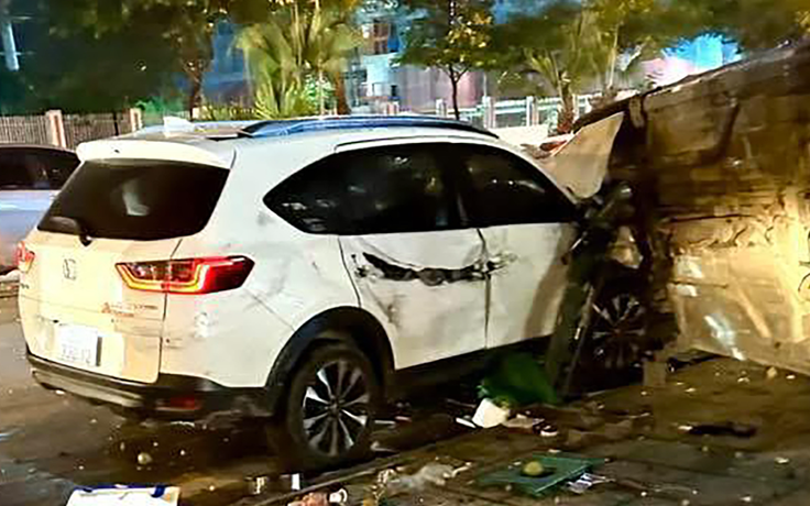 Ô tô đâm hàng loạt xe ở Hà Nội, một người tử vong