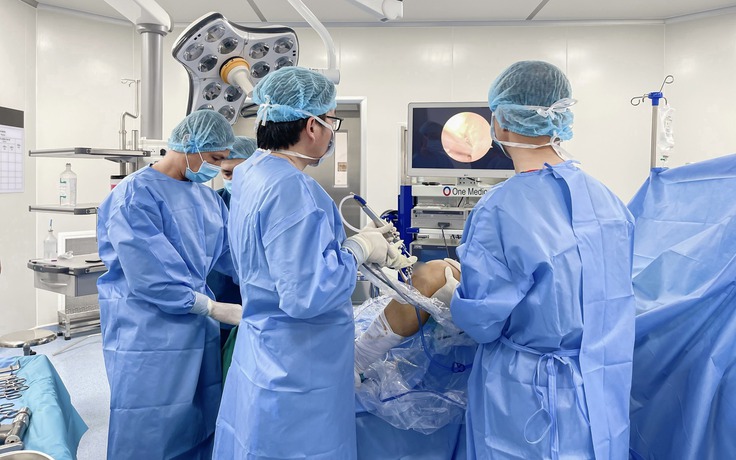 Phẫu thuật tái tạo dây chằng cho bệnh nhân sau 10 năm chấn thương