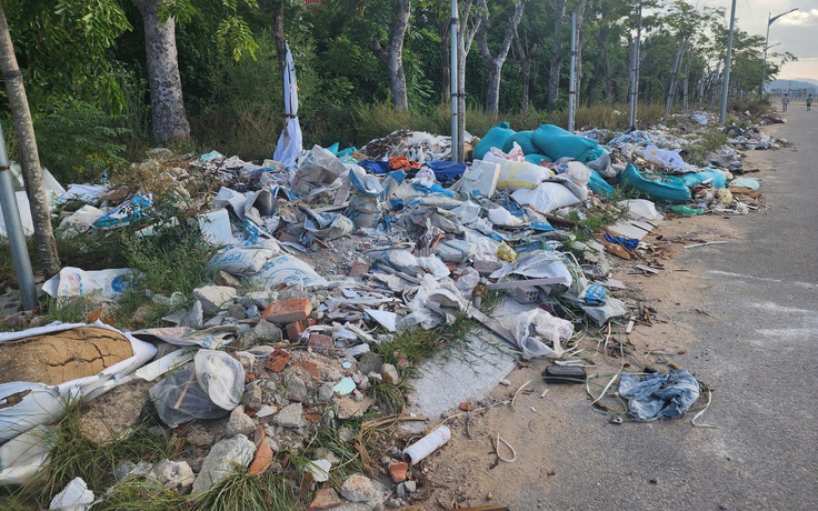 Gia Lai: Rác thải tràn hai bên đường hệ thống thoát lũ sông Dinh