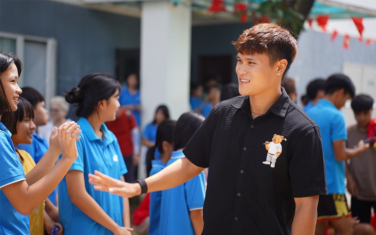 Sau giao hữu với huyền thoại M.U, Tuấn Hải có hoạt động ý nghĩa ở Đà Nẵng
