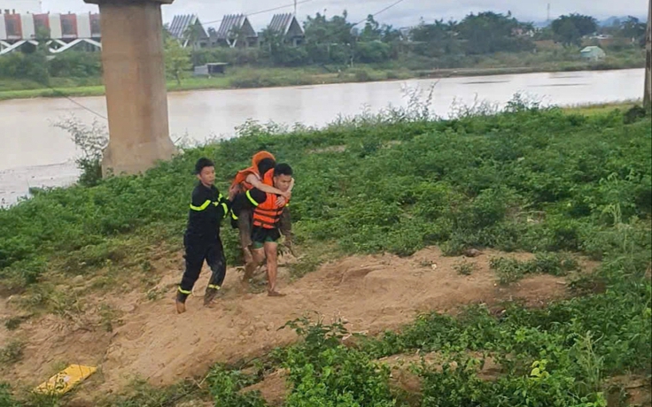 Em gái nhảy sông Đăk Bla, anh trai không biết bơi vẫn nhảy xuống cứu