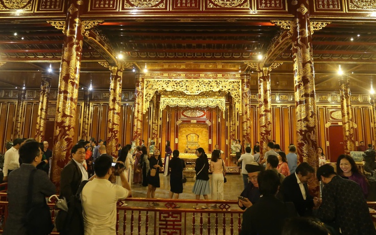 Ngai vàng triều Nguyễn: Nên lắp kính bảo vệ hay trưng bày bản sao?