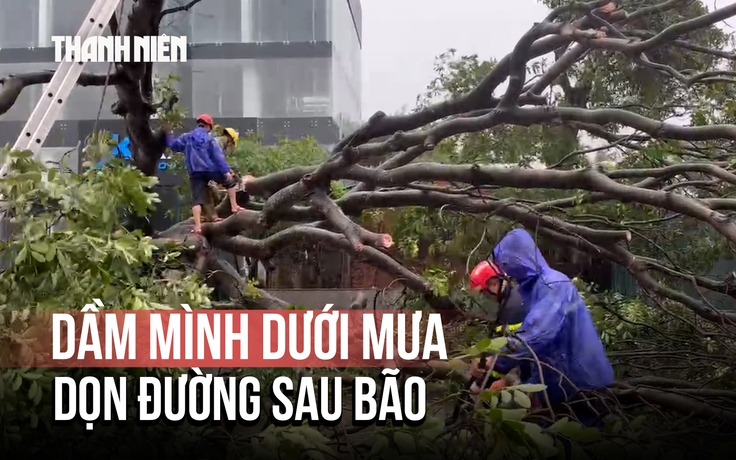 Sau bão Wipha, cảnh sát PCCC dầm mình dưới mưa dọn đường giúp dân