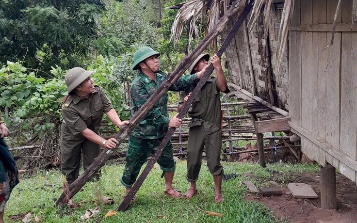 Chiến sĩ biên phòng giúp người dân vùng cao khắc phục ảnh hưởng bão số 3