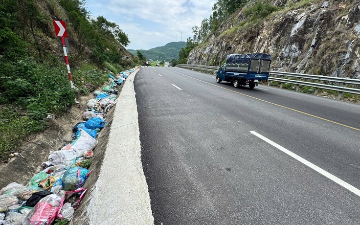 Đường tránh Sa Huỳnh ngập rác thải, gây bức xúc cho người dân