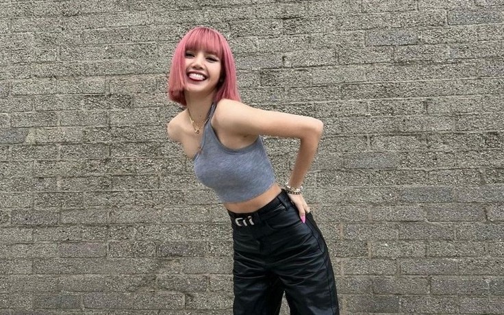 Khoe trọn lưng thon với áo crop top lệch vai