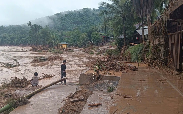 Xã miền núi ở Nghệ An tan hoang do lũ