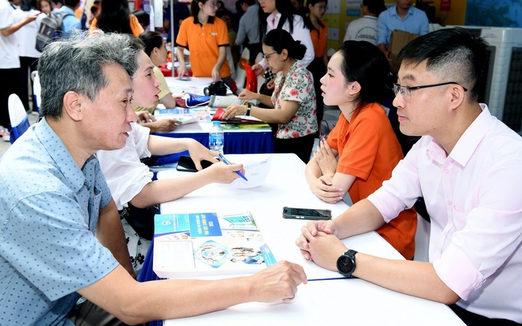 Vì sao ĐH Kinh tế quốc dân không giảm điểm chuẩn D01, A01?