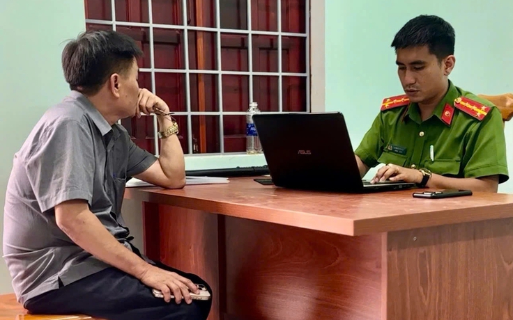 Điều tra vụ người đàn ông lái ô tô tông xe đẩy hàng trên vỉa hè