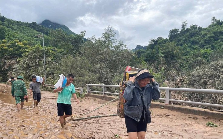 Người dân Nghệ An bị cô lập do lũ lụt được Viettel cộng tiền vào tài khoản