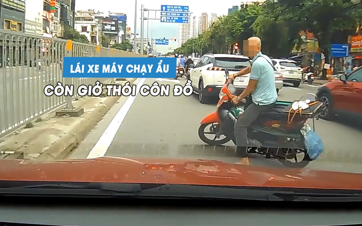 Lái xe máy tạt đầu ô tô, người đàn ông còn giở thói côn đồ