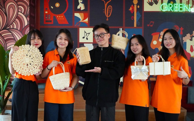 Sinh viên làm đồ thủ công mỹ nghệ từ vỏ bắp