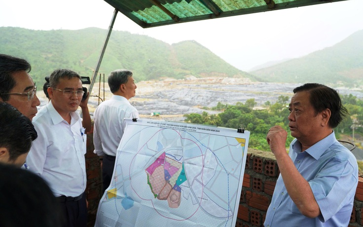Phó chủ tịch Quốc hội Lê Minh Hoan thị sát tại bãi rác Khánh Sơn