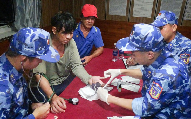 Ngư dân bị tai nạn không cầm máu được, cảnh sát biển kịp thời ứng cứu
