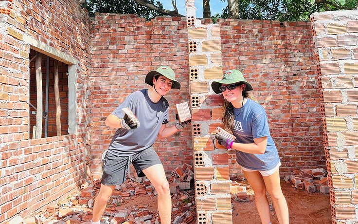 17 ngày trên đất Vạn Tường: Khi trái tim không còn khoảng cách
