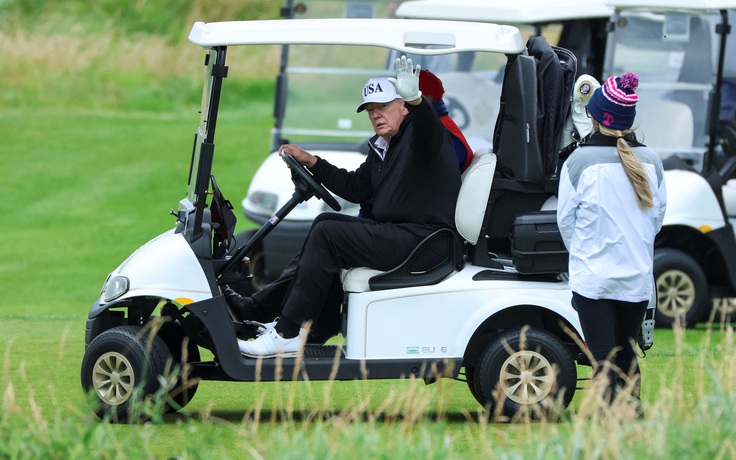 Thăm Scotland, Tổng thống Trump khai trương sân golf mới