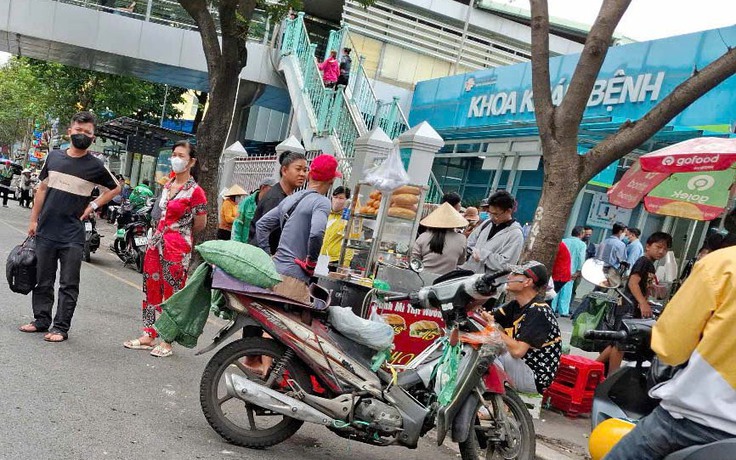 Buôn bán bát nháo trước cổng bệnh viện