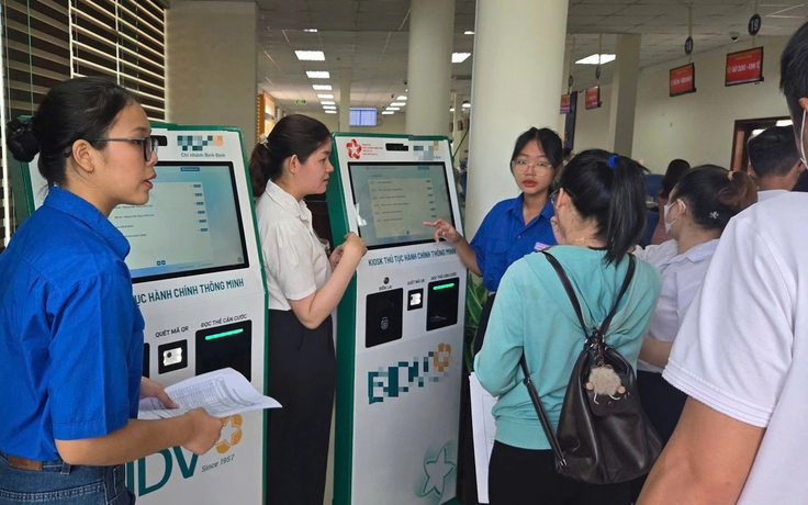 Nhiều bạn trẻ hỗ trợ người dân thực hiện quy trình hành chính hiện đại