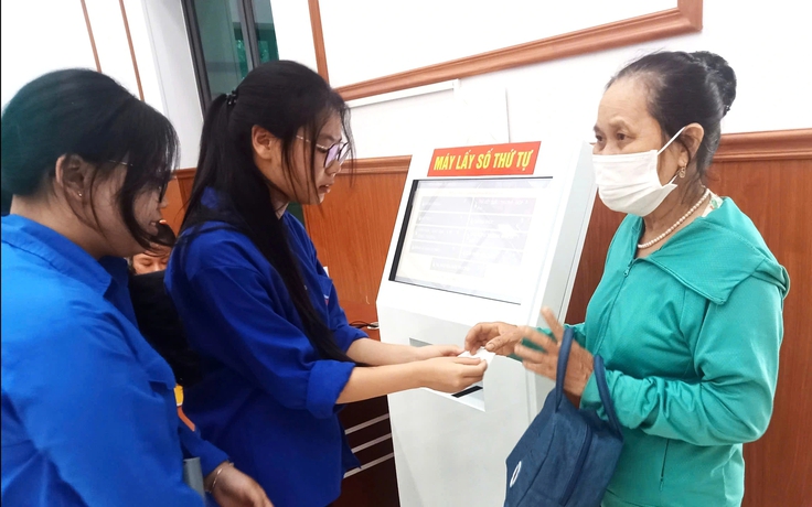 Mở cao điểm giúp dân thực hiện các dịch vụ công trực tuyến